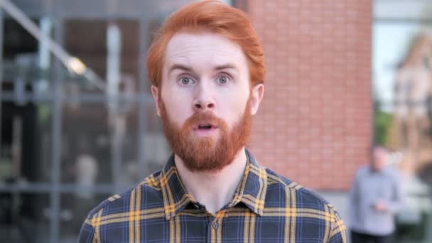 Enfadado pelirrojo barba joven hombre gritando al aire libre — Vídeo de stock