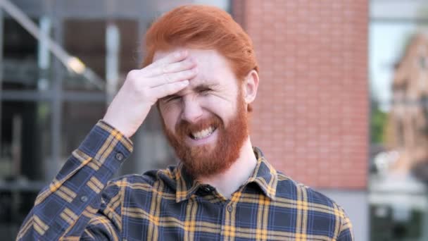Huvudvärk, obekväm stressad rödhårig skägg ung man — Stockvideo