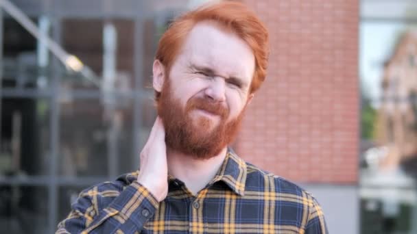 Κουρασμένη κοκκινομάλλα γενειάδα νέος άνθρωπος με τον πόνο στο λαιμό — Αρχείο Βίντεο