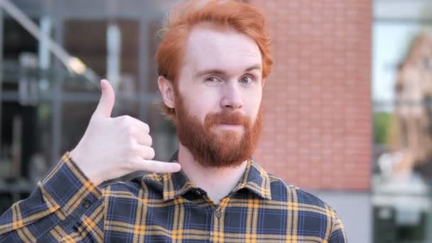 Nennen Sie mich Geste von rothaarigen Bart junger Mann — Stockvideo