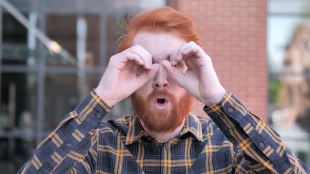 赤毛ひげ若い男による双眼鏡ジェスチャー — ストック動画