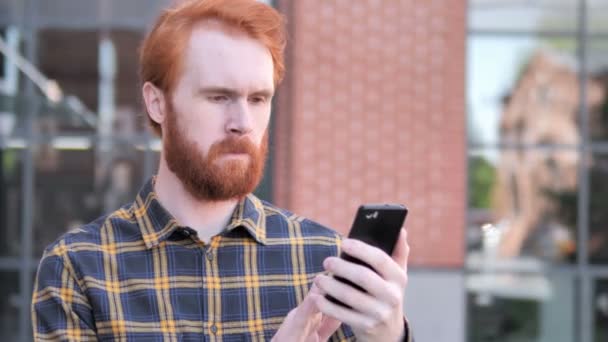 Barba pelirroja al aire libre Hombre joven usando Smartphone — Vídeos de Stock