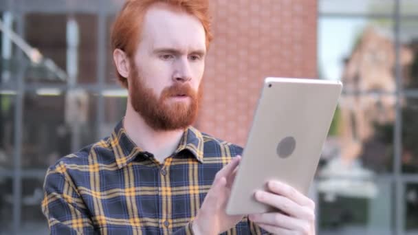 Homme acclamant pour le succès sur tablette en plein air — Video