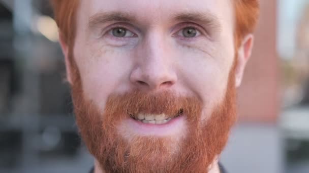 Gros plan de sourire rousse barbe jeune homme visage — Video