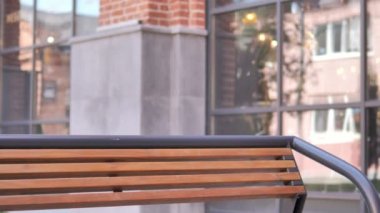Redhead sakal genç adam geliyor ve tezgah üzerinde oturan laptop kullanmak