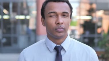 Parmak açık ile Afrika Işadamı Işaret