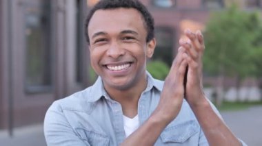 Alkışlayan Afrika adam, açık alkışlamak