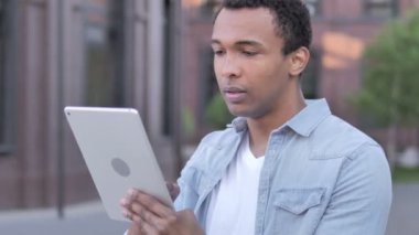 Tablet Açık havada Afrikalı Adam Başarı Kutlaması