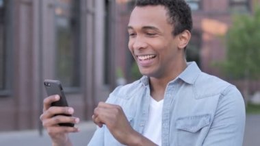 Telefon üzerinde başarı için heyecanlı açık Afrika Man