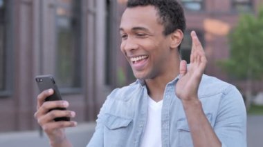 Afrikalı Adam 'ın Telefondaki Açık Hava Video Sohbeti