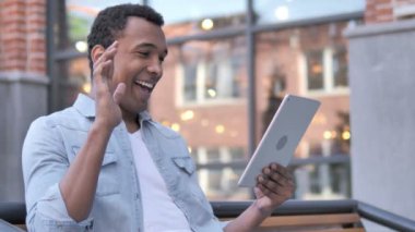 Afrika adam oturma açık tarafından tablette görüntülü sohbet