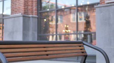 Afrikalı adam geliyor ve laptop kullanmak için Bench oturuyor