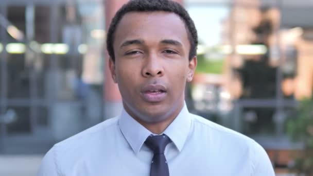 Portret van boos trieste Afrikaanse zakenman — Stockvideo