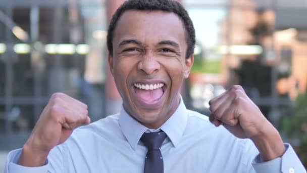 Empresario africano celebrando el éxito al aire libre — Vídeos de Stock