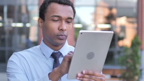 Afrikansk affärsman använder Tablet utomhus — Stockvideo