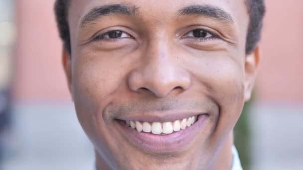 Rostro sonriente del hombre africano — Vídeos de Stock