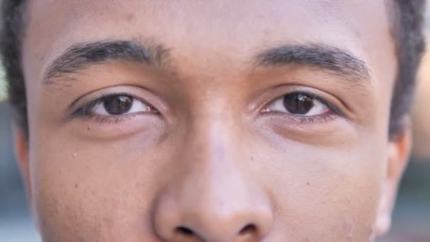 Olhos cintilantes do homem africano — Vídeo de Stock