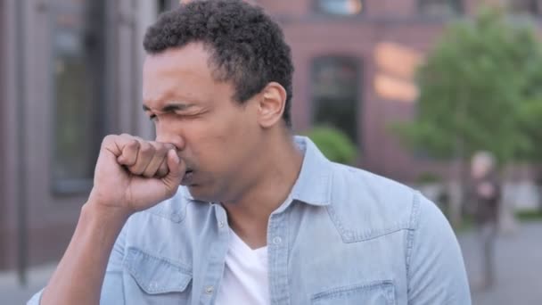 Hombre africano enfermo tosiendo al aire libre — Vídeo de stock