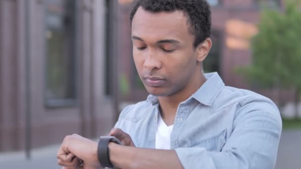 Jovem africano homem usando Smartwatch — Vídeo de Stock