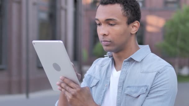 Afrikansk man använda Tablet utomhus — Stockvideo