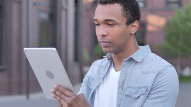 Wow, förvånad afrikansk man använder Tablet i chock — Stockvideo