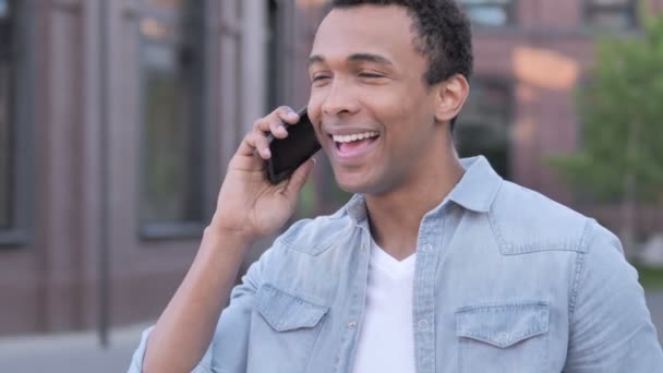 Uomo africano all'aperto che parla al telefono — Video Stock