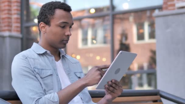 Online nakupování od afrického muže na tabletu — Stock video