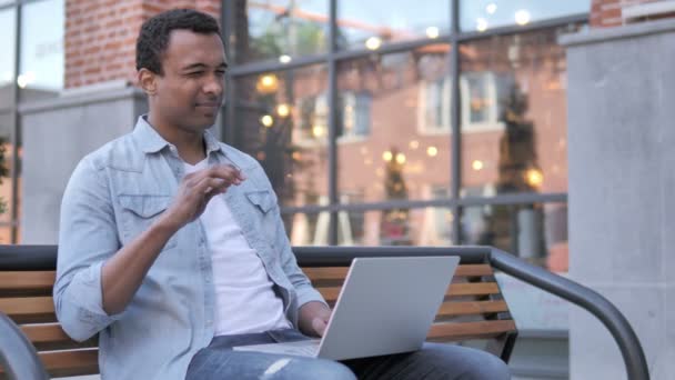 앉아 야외 아프리카 남자 와 두통 사용 노트북 — 비디오