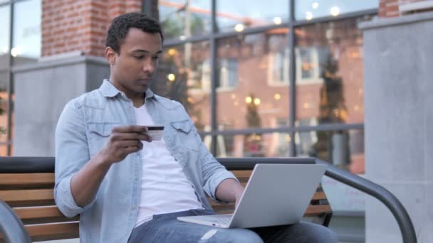 Online alışveriş tarafından African Man oturan üzerinde Bench — Stok video