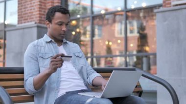 Online alışveriş başarısızlık Afrika adam Bench üzerinde oturuyor