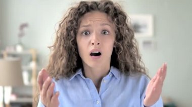 Ofis çalışma sırasında kayıp tarafından üzgün kıvırcık saç kadın