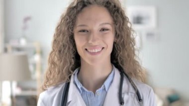 Klinikte başarılı gülümseyen genç bayan doktor