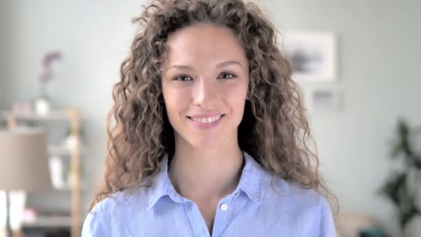 Ritratto di donna sorridente dei capelli ricci che guarda la macchina fotografica — Video Stock