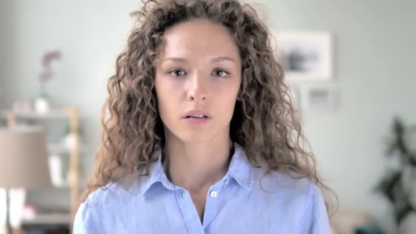 Портрет сумної Кучеряве волосся жінка дивиться на камеру — стокове відео