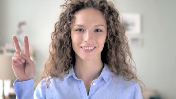 Siegeszeichen von positiver Frau mit lockigem Haar — Stockvideo