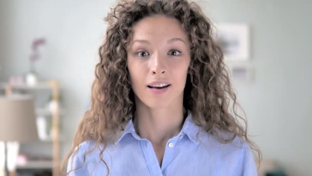 Oui, Positive Curly Hair Woman acceptant l'offre en secouant la tête — Video