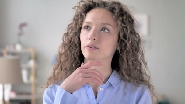 Retrato de pensar encaracolado cabelo mulher tem nova ideia — Vídeo de Stock