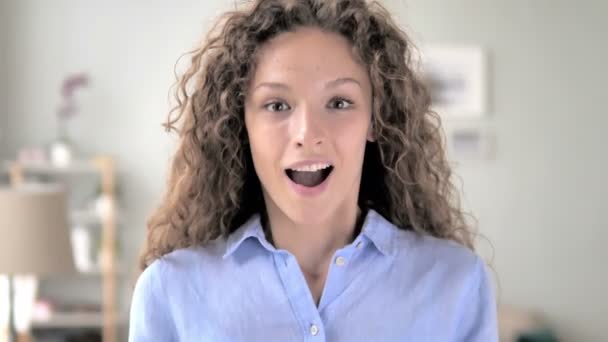 Curly Hair Woman Comemorando o Sucesso Gesto no Escritório — Vídeo de Stock