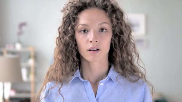 Ні, кучеряве волосся жінка відкидаючи пропозицію потискуючи голову — стокове відео