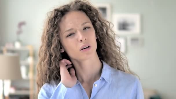 Curly Hair Woman tentando relaxar a dor no pescoço — Vídeo de Stock