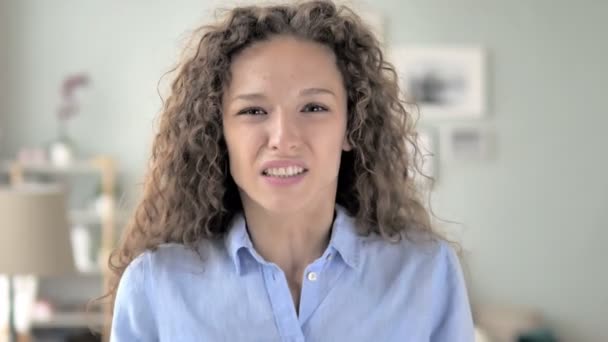 Gritando, gritando Curly Hair Woman in Anger — Vídeo de Stock