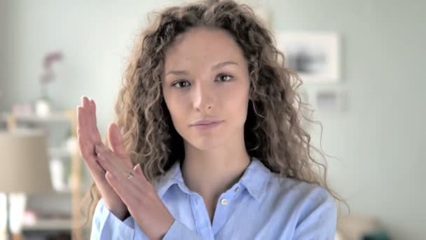 Кліпнувши кучеряве волосся жінка, Аплодуючи — стокове відео