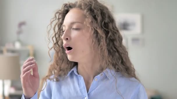Retrato de mujer de pelo rizado cansado bostezando — Vídeo de stock