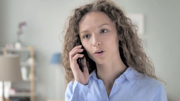 Σγουρά μαλλιά γυναίκα μιλάμε στο τηλέφωνο — Αρχείο Βίντεο