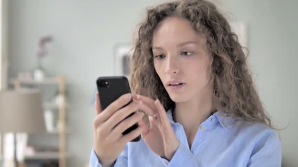 Wow, mujer emocionada en sorpresa mientras se utiliza el teléfono inteligente — Vídeo de stock