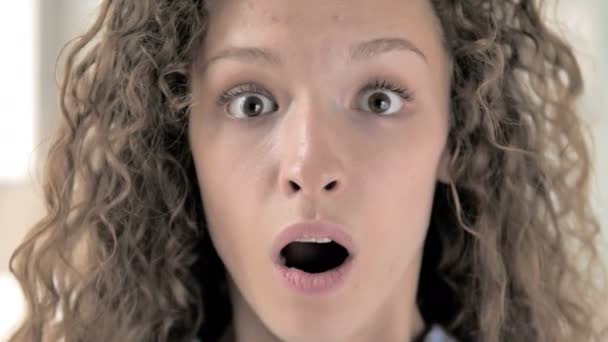 Face närbild av förvånad lockigt hår kvinna — Stockvideo