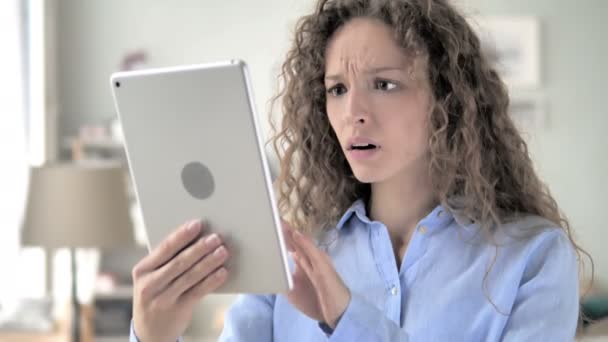 Frau mit lockigem Haar unter Schock durch Verlust während der Tabletteneinnahme — Stockvideo