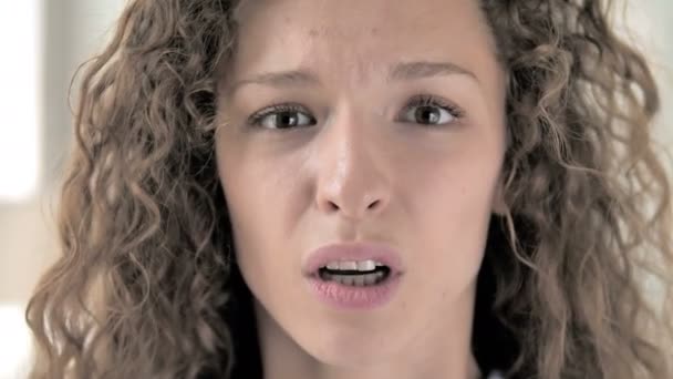 Dor de dente, Face Close Up of Curly Hair Woman com dor de dente — Vídeo de Stock