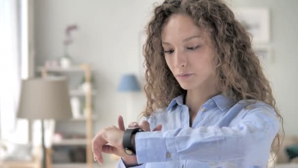 Mladá Kadeřnatá žena používající SmartWatch — Stock video