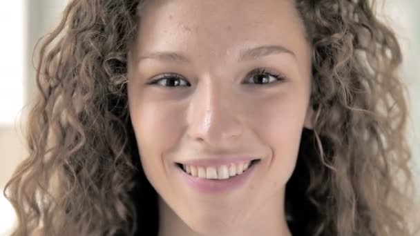 Cara de cerca de la sonriente mujer de pelo rizado — Vídeo de stock